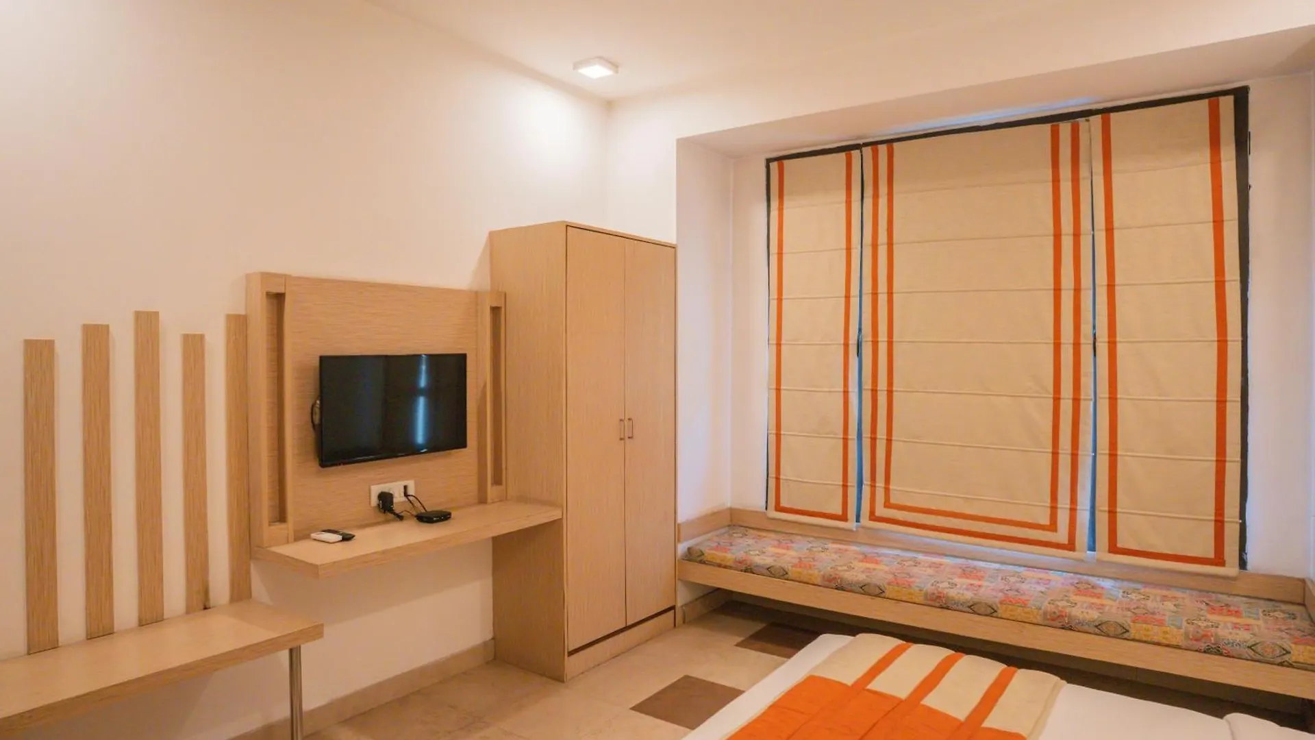 Guest house Ahuja Residency Parklane