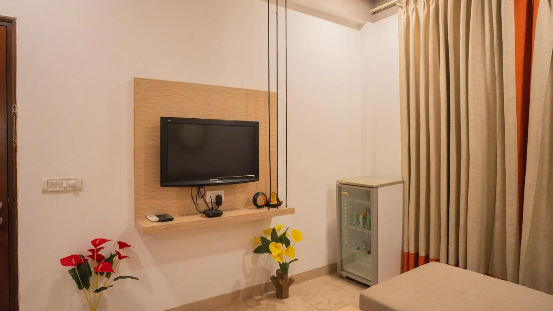 Guest house Ahuja Residency Parklane